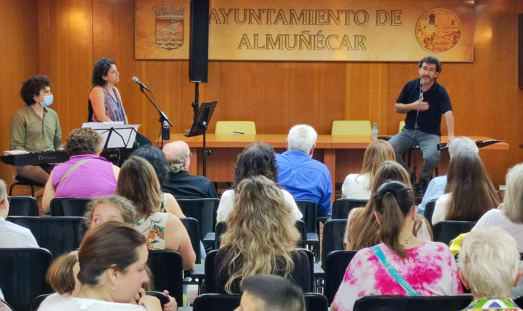 El poeta Reinaldo Jiménez cautivó al público en la presentación de su  libro 